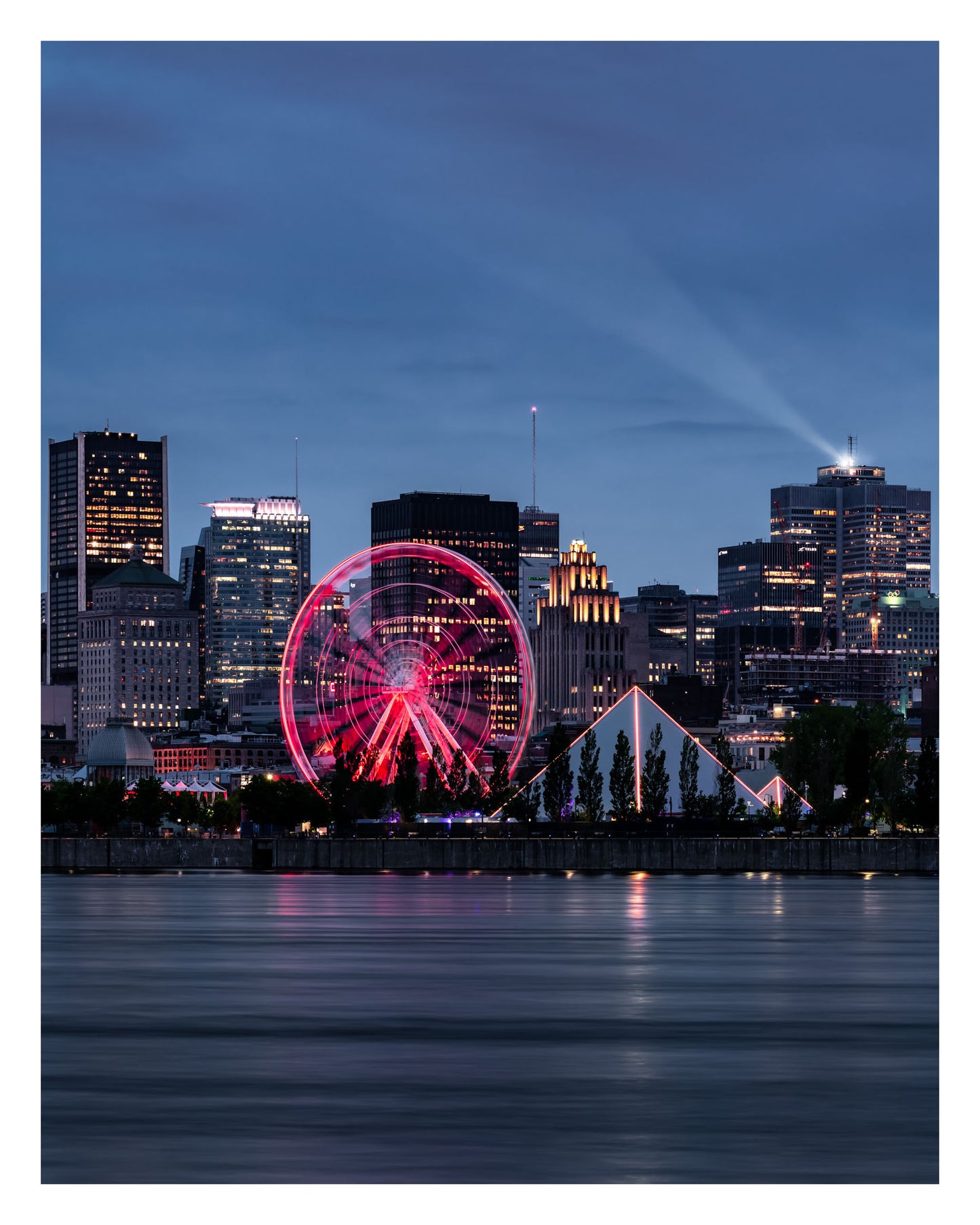 La grande roue et le centre ville de Montréal