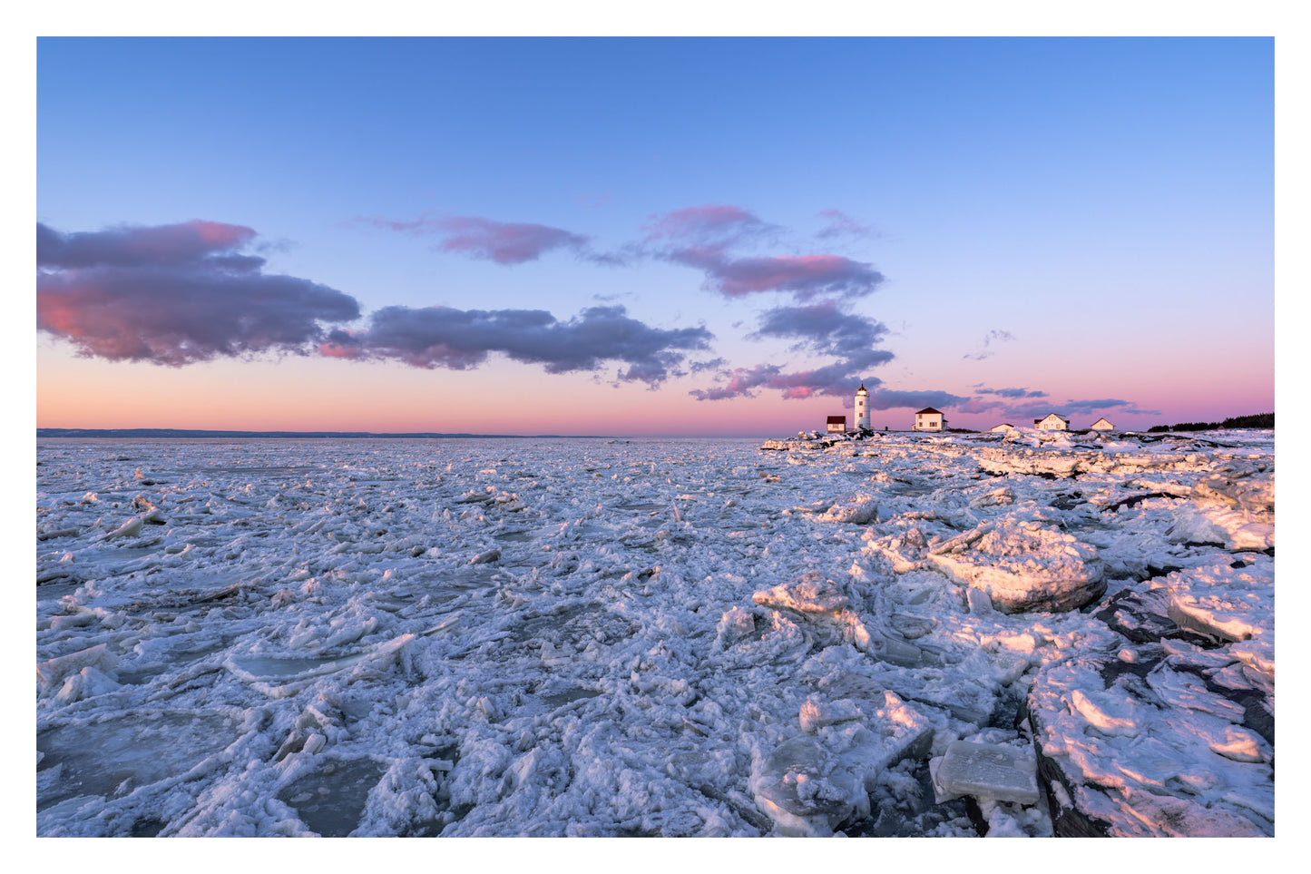 Ciel rose d'hiver sur le phare (17x22 Black Frame)