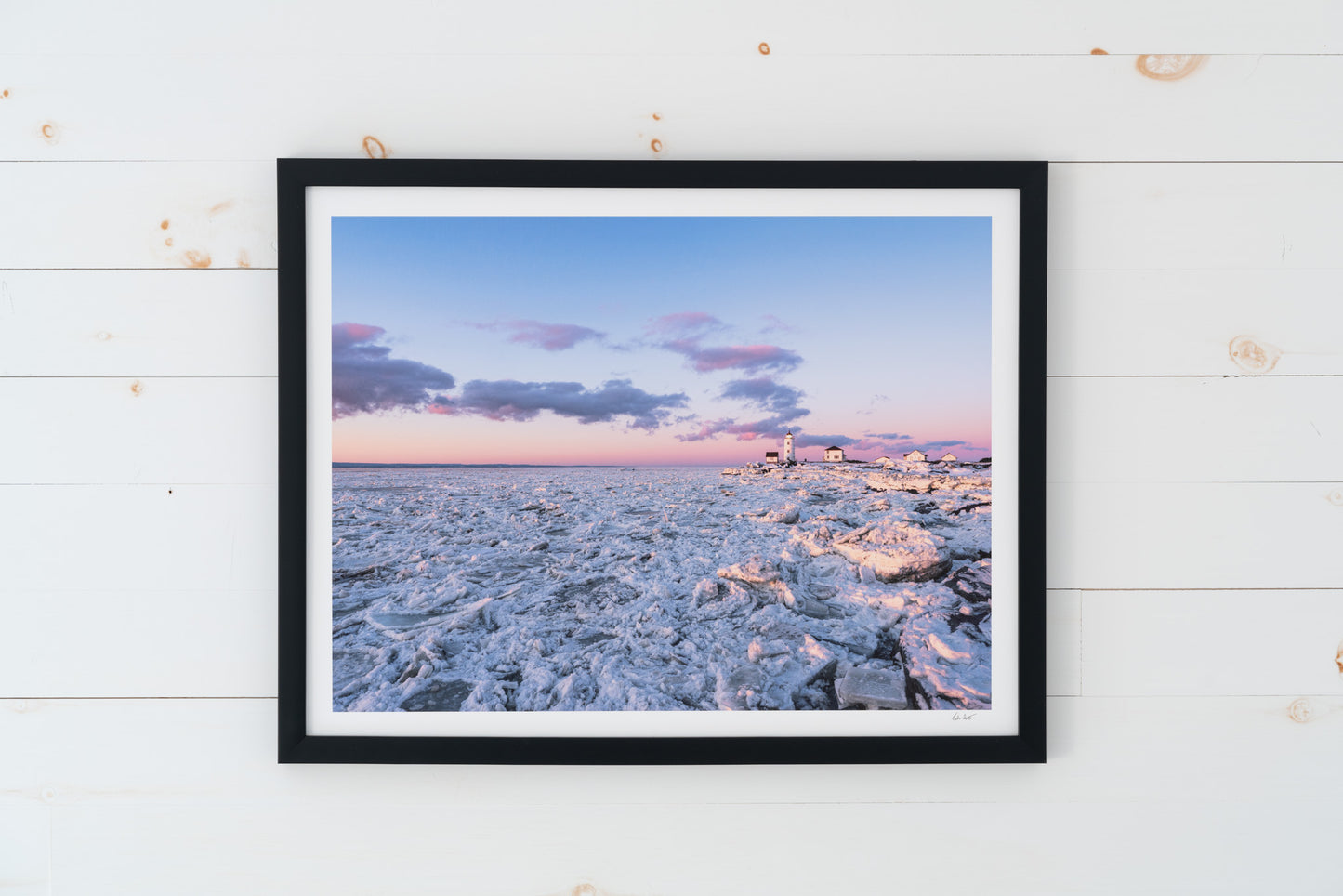 Ciel rose d'hiver sur le phare (17x22 Black Frame)
