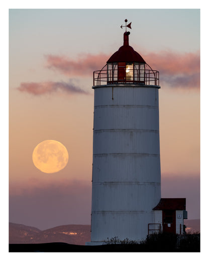 Phare au coucher de pleine lune