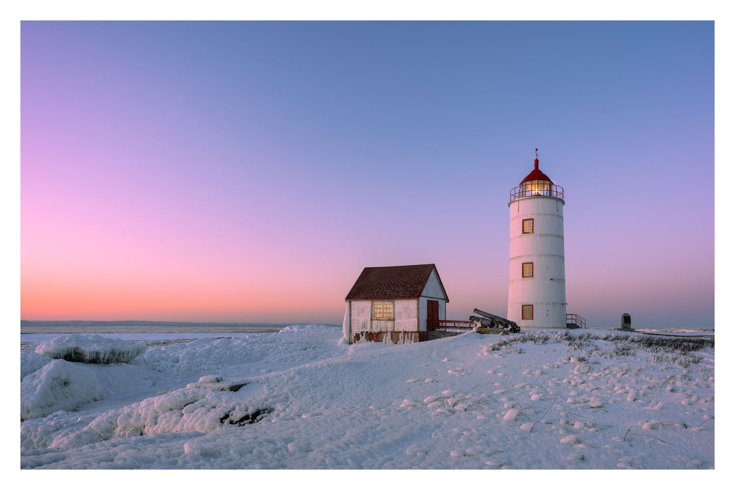 Lumière d'hiver au phare (17x22 Black Frame)