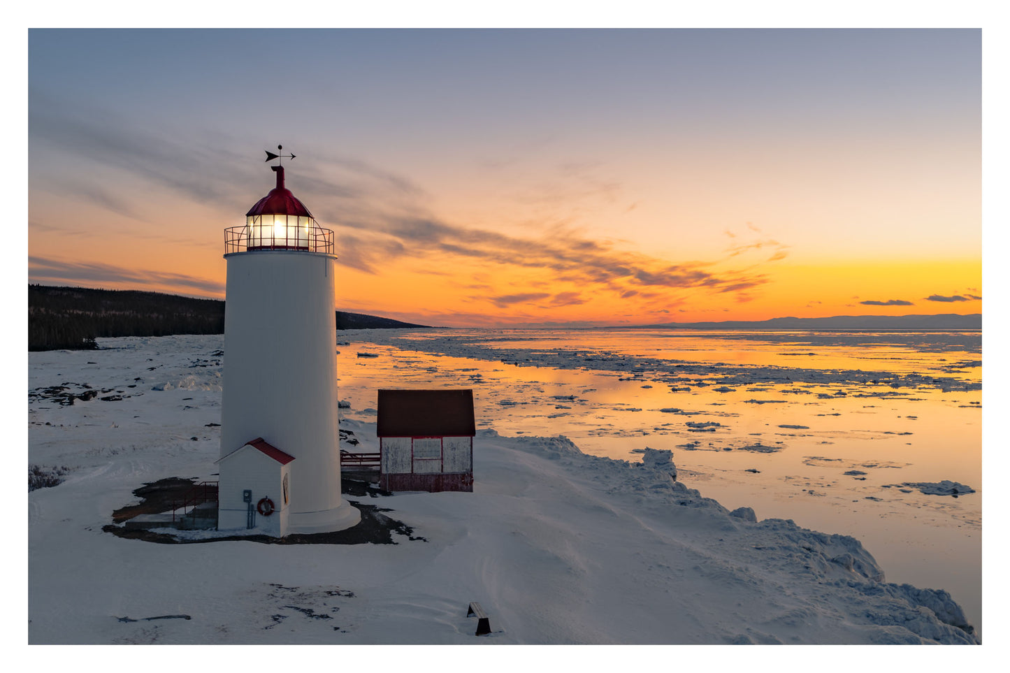 Glaces sur le fleuve au phare (17x22 Cadre Noir)